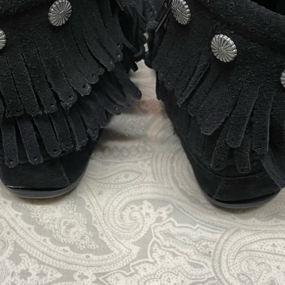 Minnetonka Sz 9m Woman’s black suede moccasins booties - Picture 4 of 8